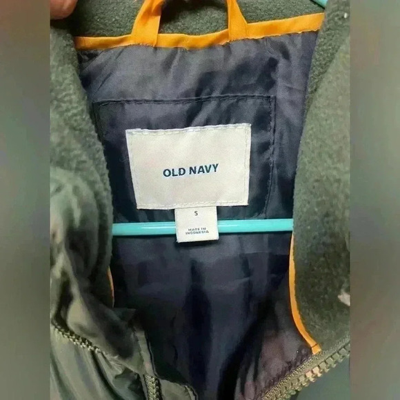 Old Navy puffer vest. Size Small - Picture 3 of 3